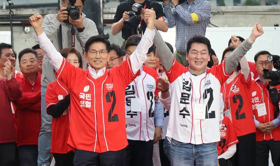 김문수 국민의힘 대선 후보가 19일 오후 서울 중구 서울역 광장에서 열린 ‘쏘울을 새롭게’ 유세에서 안철수 공동선대위원장과 함께 유권자들에게 손을 들어 보이며 인사하고 있다. 임현동 기자.
