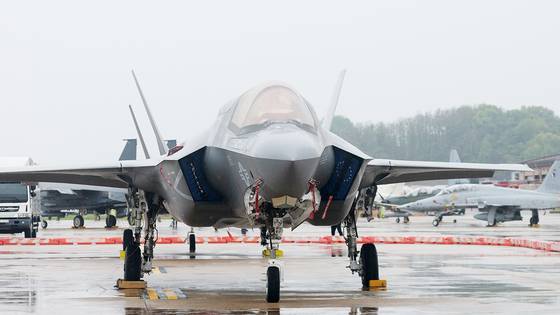 9일 경기 평택시 주한미군 오산공군기지에서 열린 '오산 에어파워데이 2025 미디어데이'에서 미 해병대 F-35B가 공개되고 있다. 뉴스1