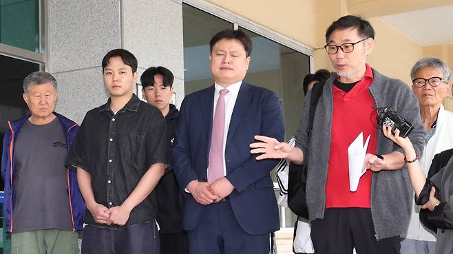 시민단체 서민민생대책위원회 김순환(오른쪽) 사무총장과 법률대리인 박주현(오른쪽 두번째) 변호사가 23일 오전 서울 중구 남대문경찰서에서 SKT 해킹사태 관련 최태원 SK회장 등 경영진 고발 건 고발인 조사 출석에 앞서 기자회견을 하고 있다. 뉴시스