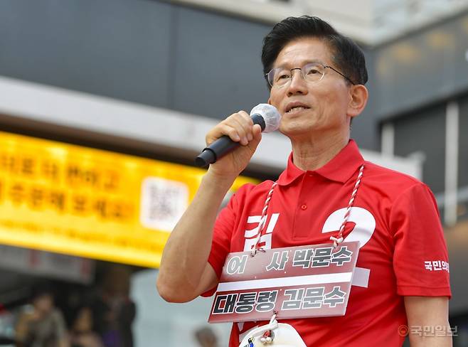 김문수 국민의힘 대선 후보가 22일 경기 광명시 철산로데오거리에서 유세를 하고 있다. 광명=이한형 기자