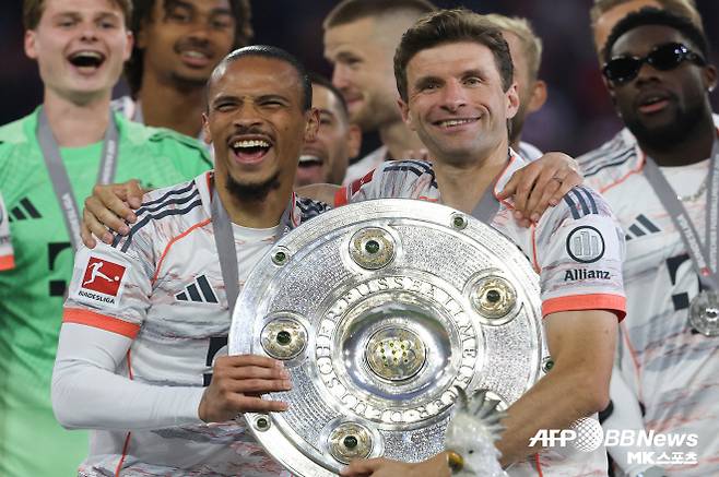 우승 트로피를 들고 기뻐하고 있는 토마스 뮐러(사진 오른쪽). 사진=AFPBBNews=News1