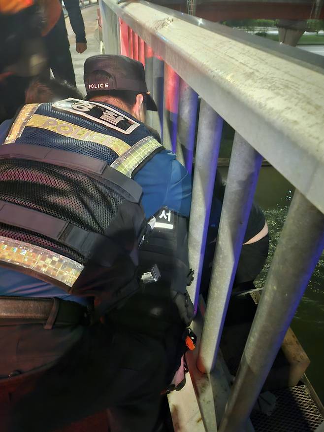 지인의 자살 등을 이유로 자신도 극단적 선택을 하려 한 여성을 시민과 경찰이 빠르게 구조했다. /사진제공=서울성동경찰서.