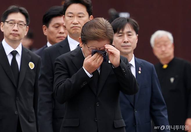 (김해=뉴스1) 이재명 기자 = 이재명 더불어민주당 대통령 후보가 고 노무현 전 대통령 서거 16주기인 23일 경남 김해시 진영읍 봉하마을 노 전 대통령 묘역 참배를 마친 뒤 눈물을 훔치고 있다. (공동취재) 2025.5.23/뉴스1 Copyright (C) 뉴스1. All rights reserved. 무단 전재 및 재배포, AI학습 이용 금지. /사진=(김해=뉴스1) 이재명 기자