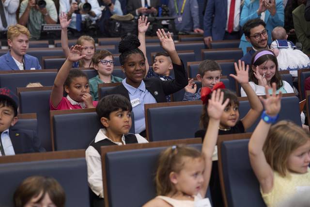 20일 미국 백악관 브리핑룸에서 아이들이 캐럴라인 레빗 백악관 대변인에게 질문을 하기 위해 앞다퉈 손을 들고 있다. AP 연합뉴스