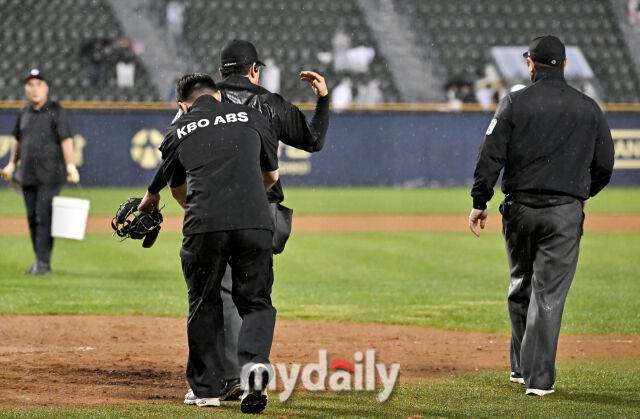 23일 오후 서울 잠실야구장에서 진행된 '2025 프로야구 KBO리그' 두산베어스와 NC다이노스의 경기. 1-1 동점으로 9회말이 끝난 뒤 심판들이 경기를 중단 시키고 있다./잠실 = 송일섭 기자