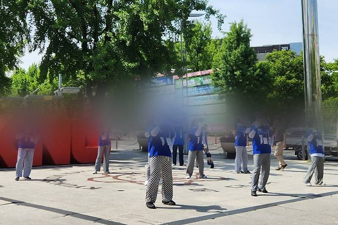 지난 21일 오전 대구광역시 북구 경북대학교 앞에서 이재명 더불어민주당 대선 후보의 선거운동원들이 유세를 펼치고 있다. 이영기 기자.