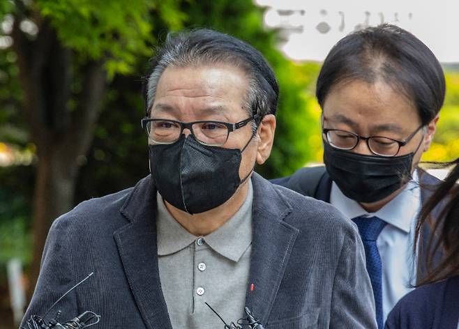 2018년 지방선거 공천헌금 의혹 혐의를 받는 '건진법사' 전성배 씨가 지난 12일 서울 양천구 서울남부지법에서 열린 1심 두 번째 공판에 출석하고 있다. 연합뉴스