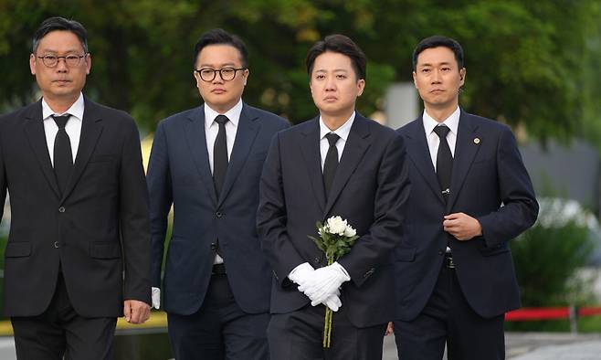 이준석 개혁신당 대통령 후보가 고 노무현 전 대통령 16주기인 23일 오전 경남 김해시 봉하마을 노 전 대통령 묘역을 찾아 참배하고 있다. 개혁신당 제공