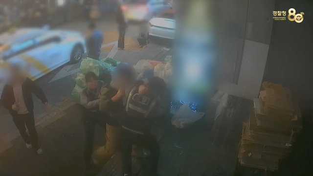 현장에 출동한 경찰관을 폭행하는 A씨. 대전경찰청 제공