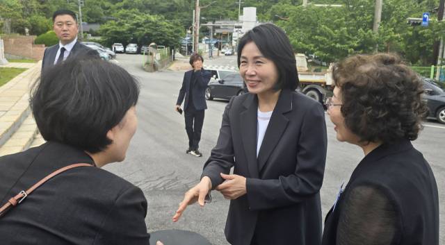 이재명 더불어민주당 대선 후보의 부인인 김혜경(가운데)씨가 21일 전남 목포시 공생원을 찾아 인사를 하고 있다. 연합뉴스
