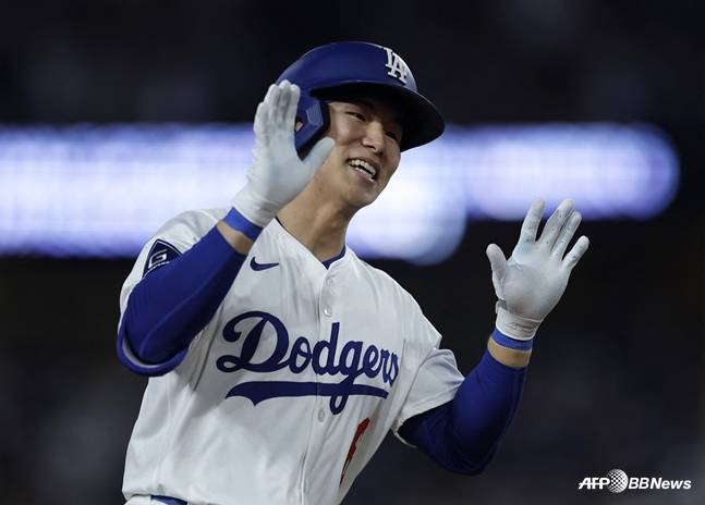 김혜성이 메이저리그 첫 홈런을 치고 세리머니를 하고 있다. /AFPBBNews=뉴스1