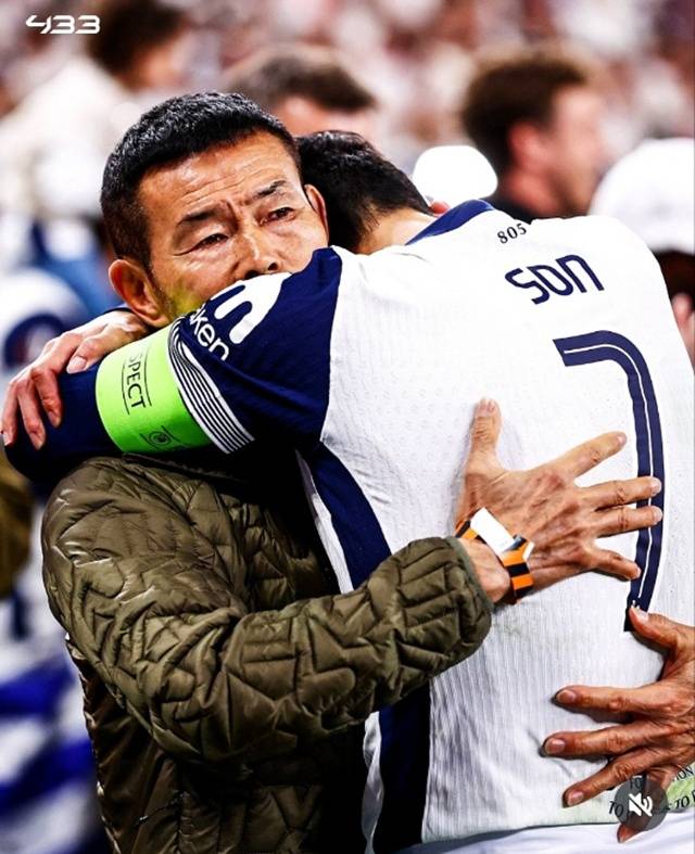 아버지 손웅정씨와 포옹하는 손흥민(오른쪽). /사진=433 캡처