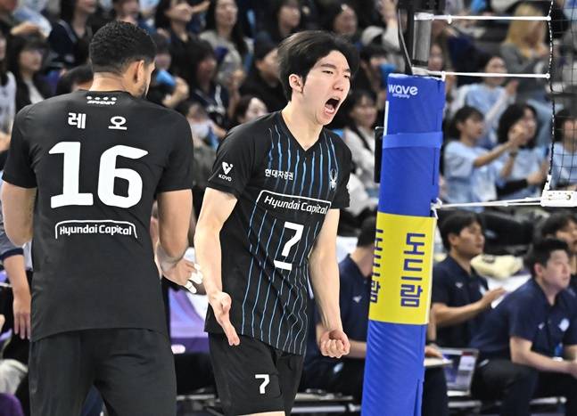 허수봉(가운데). /사진=한국배구연맹 제공