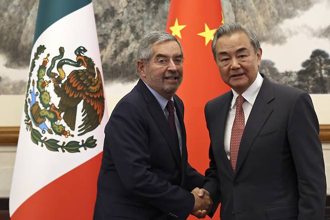 후안 라몬 데 라 푸엔테 멕시코 외무장관(왼쪽)과 왕이 중국 외교부장이 지난 5월 14일 중국 베이징 다오위타이 국빈관에서 열린 회담에서 악수하고 있다. AP연합뉴스.