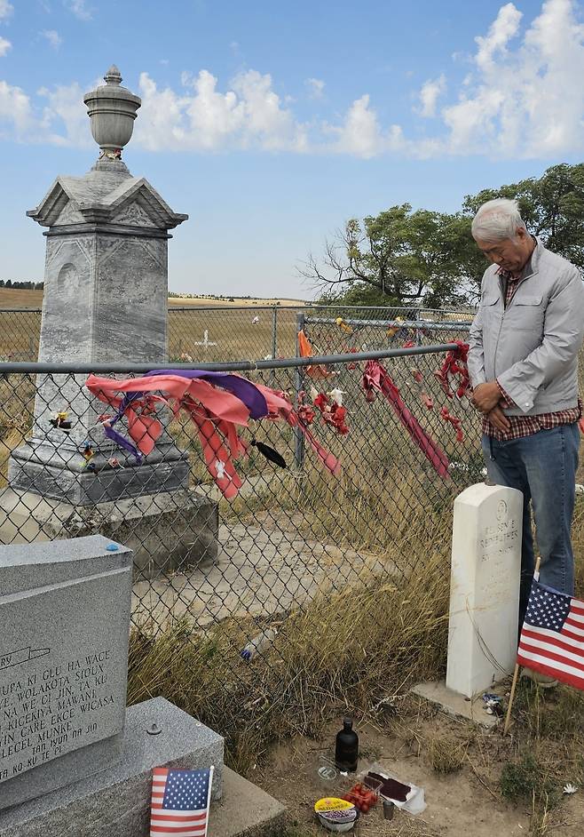 운디드니 학살 추모비에서 가져간 소주 등으로 간단한 제사를 지냈다. 손호철 제공