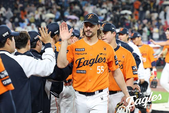 23일 대전 한화생명 볼파크에서 열린 2025 신한 SOL Bank KBO리그 롯데 자이언츠와 한화 이글스의 경기, 한화가 4-2 승리를 거두고 2위로 복귀했다. 한화 선발 라이언 와이스는 8이닝 11K 2실점을 기록하며 팀의 승리를 이끌었다. 한화 이글스