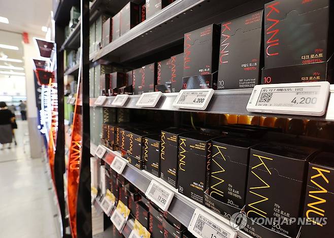 동서식품 커피 제품 가격 인상 (서울=연합뉴스) 이재희 기자 = 동서식품은 오는 30일부로 맥심 모카골드 등 커피믹스 제품과 카누 아메리카노 등 인스턴트 원두커피 출고 가격을 평균 9% 올린다고 밝혔다. 동서식품의 제품 가격 인상은 지난해 11월 이후 6개월 만이다. 사진은 23일 서울의 한 대형마트에 진열된 동서식품의 커피 제품. 2025.5.23 scape@yna.co.kr