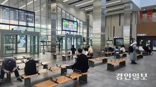 새로 개장한 용인터미널 내부 대합실. 용인/김성규기자 seongkyu@kyeongin.com