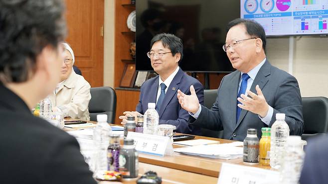 민주당 김부겸 중앙당 총괄선대위원장이 23일 대구 중구 경북대병원을 찾아 대구의사회 간담회를 열고 있다. /경북대병원 제공