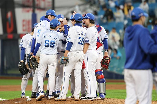 경기를 마친 뒤 하이파이브를 나누고 있는 삼성 선수들. /삼성 라이온즈제공