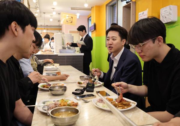 개혁신당 이준석 대선 후보가 24일 서울 동작구 한 한식 뷔페식당에서 공시생들과 식사를 하며 대화하고 있다. 연합