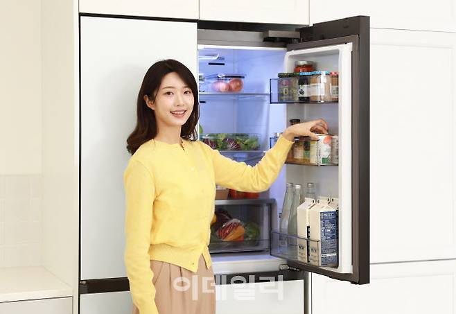 삼성전자가 ‘푸드 쇼케이스’ 도어를 적용한 ‘비스포크 AI 하이브리드 키친핏 맥스’ 냉장고를 선보였다.(사진=삼성전자)