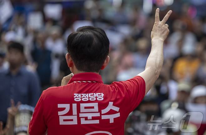 김문수 국민의힘 대통령 후보가 22일 오후 경기 광명시 철산동 철산로데오거리에서 가진 유세에서 시민들에게 지지를 호소하고 있다. (공동취재) 2025.5.22/뉴스1 ⓒ News1 이광호 기자