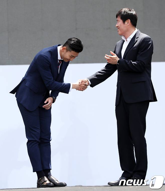 축구대표팀 에이스 손흥민이 21일 서울광장에서 열린 2018 러시아월드컵 출정식에서 차범근 전 감독과 함께 런웨이에 오르고 있다. 신태용호는 출정식 후 파주 축구대표팀트레이닝센터(NFC)로 옮겨 첫 담금질에 돌입하는 등 사상 두 번째 원정 16강 진출을 향한 여정을 시작한다. 2018.5.21/뉴스1 ⓒ News1 오대일 기자