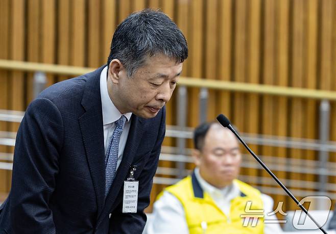 김광일 MBK 파트너스 부회장(홈플러스 공동대표)가 18일 오전 서울 여의도 국회 정무위원회에서 열린 홈플러스·MBK 파트너스 및 삼부토건 관련 긴급 현안질의에서 의원 질의에 답변을 마친 후 인사를 하고 있다. 2025.3.18/뉴스1 ⓒ News1 이재명 기자