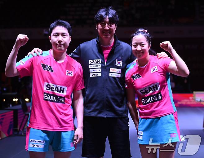 임종훈, 신유빈이 22일 카타르 도하 루사일 아레나에서 열린 2025 국제탁구연맹(ITTF) 세계선수권대회 혼합복식 8강 대만 린윈주 - 정이칭과 경기 후 오상은 감독과 포즈를 취하고 있다. 2025.5.22/뉴스1 ⓒ News1 사진공동취재단