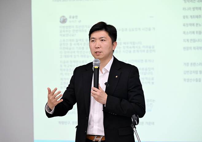 유승민 대한체육회장이 24일 제54회 전국소년체육대회(소년체전)가 진행 중인 경남 김해시에 있는 김해종합운동장 리셉션실에서 2025 학생선수 학부모 간담회를 개최, 마이크를 잡고 모두 발언하고 있다. 사진 | 대한체육회