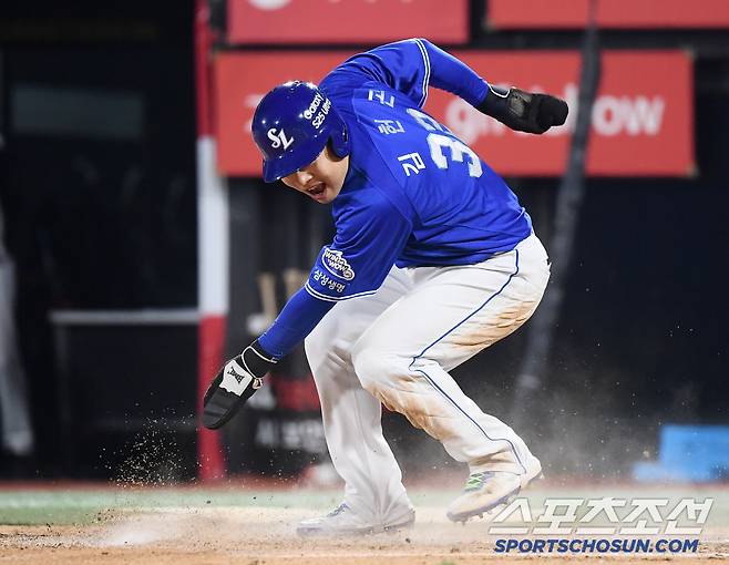 11일 수원 KT위즈파크에서 열린 삼성-KT전. 7회초 1사 1, 2루 이재현 타석. 3루주자 김헌곤이 폭투 때 홈인하고 있다. 수원=정재근 기자 cjg@sportschosun.com/2025.4.11/