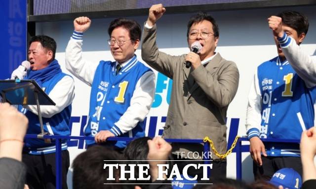 이 씨는 24일 MBC라디오를 통해 공개된 찬조연설에서 "까만 고양이든, 하얀 고양이든 쥐만 잘 잡으면 된다고 생각하는 사람이 이재명"이라고 밝혔다. 사진은 지난해 총선 유세 당시 인천 계양구에서 이 후보의 지지 발언을 하는 이 씨. /뉴시스