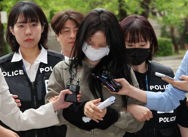 축구 국가대표팀 주장 손흥민의 아이를 임신했다고 주장하며 손씨에게 돈을 뜯어내려 한 20대 여성 양모씨가 지난 17일 영장실질심사를 받기 위해 서울중앙지법에 들어서고 있다. 연합뉴스