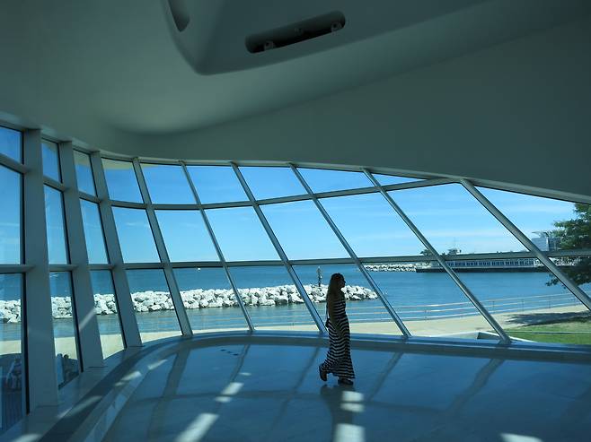 밀워키 미술관(Milwaukee Art Museum). 스페인 건축가 산티아고 칼라트라바의 작품으로 바깥 경치가 보이는 커다란 유리창을 만들어 시각적 피로를 줄이고 있다./빅진배