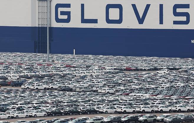 경기도 평택항에서 수출 대기 중인 자동차./연합뉴스