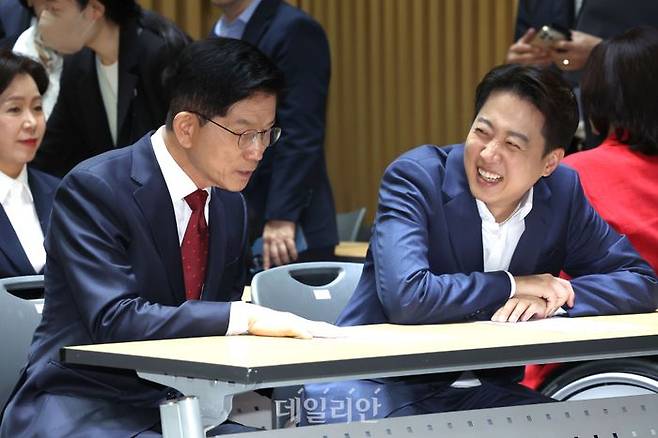 김문수 국민의힘 대선 후보와 이준석 개혁신당 대선 후보가 지난 19일 오전 서울시청에서 열린 약자와 동행하는 서울 토론회에 참석했다. ⓒ데일리안 방규현 기자