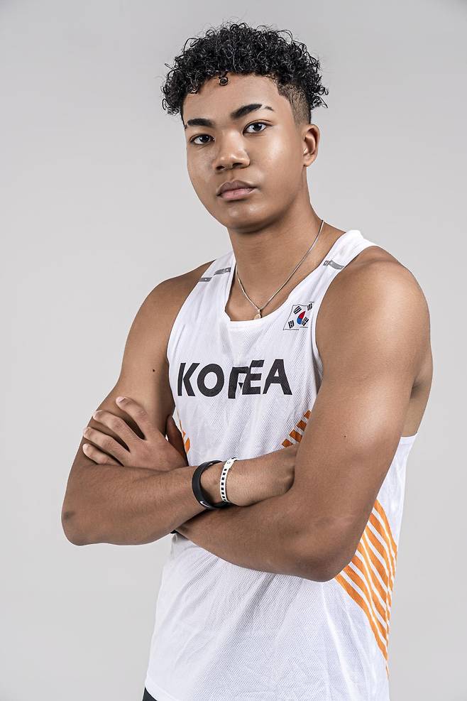 한국 남자 육상 100m의 미래로 떠오른 나마디 조엘진은 27일부터 경북 구미시민운동장에서 열리는 2025 구미 아시아육상경기선수권대회에 출전한다. 조엘진이 육상 국가대표 유니폼을 입은 모습. 700크리에이터스 제공