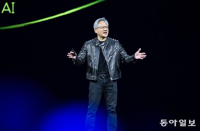 젠슨 황 엔비디아 CEO는 에이전틱 AI 시대가 오고 있고, 이는 훨씬 더 강력한 컴퓨팅 성능에 대한 수요로 이어진다고 말한다. 결국 엔비디아 GPU가 잘 팔릴 수밖에 없다는 걸 강조하는 셈. AP 뉴시스