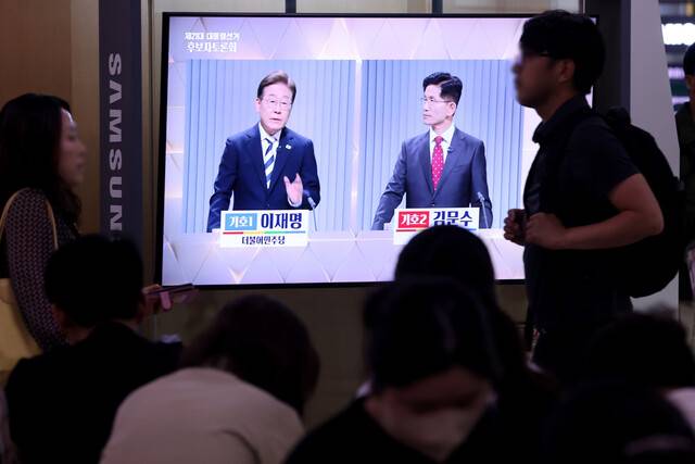 23일 서울역 대합실에서 제21대 대통령선거 2차 후보자 토론회가 생중계되고 있다. 연합뉴스