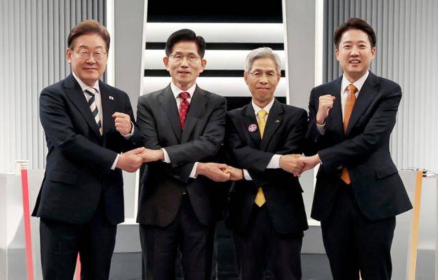 이재명 더불어민주당(왼쪽부터), 김문수 국민의힘, 이준석 개혁신당, 권영국 민주노동당 대선 후보가 23일 서울 영등포구 KBS본관 스튜디오에서 중앙선거방송토론위원회 주관 제21대 대통령선거 2차 후보자 토론회 시작에 앞서 기념 촬영을 하고 있다. 뉴스1