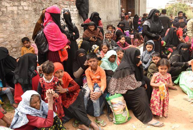 미얀마를 탈출한 로힝야 난민들이 2021년 3월 인도령 카슈미르 잠무의 한 모스크 앞에 모여 있다. 잠무=EPA 연합뉴스