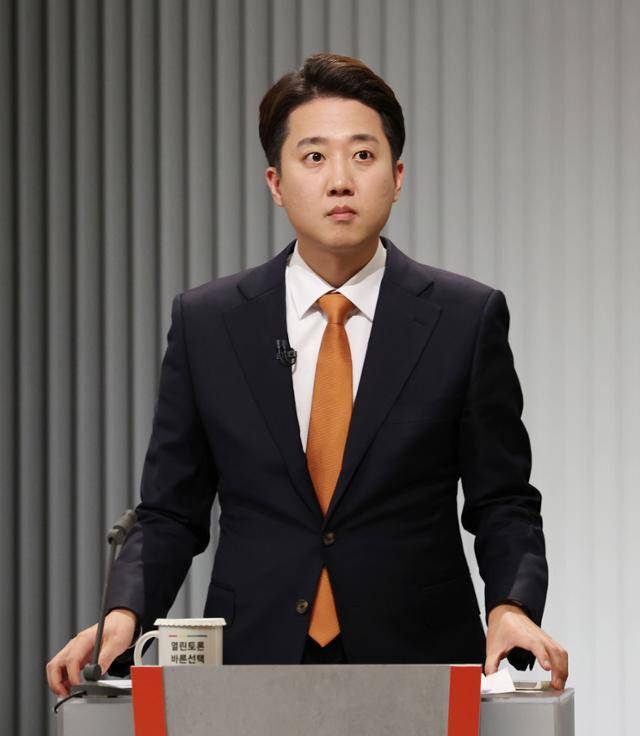 이준석 개혁신당 대선 후보가 23일 서울 영등포구 KBS본관 스튜디오에서 열린 중앙선거방송토론위원회 주관 제21대 대통령선거 2차 후보자토론회 시작에 앞서 준비하고 있다. 국회사진기자단