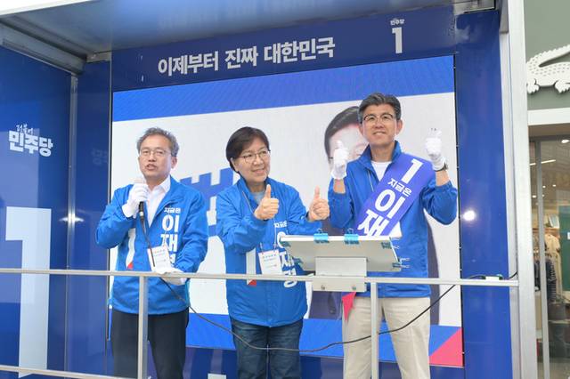 ▲ 정은경 더불어민주당 진짜대한민국 선거대책위원회 공동총괄선대위원장이 24일 원주 중앙시장을 찾아 송기헌(원주을) 국회의원, 여준성 원주갑 선대위원장과 함께 이재명 대통령 후보에 대한 지지를 호소하고 있다. 더불어민주당 원주을 선대위원회 제공.