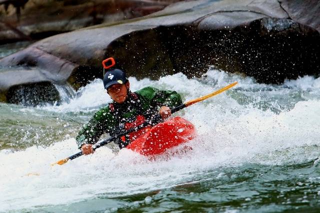 ▲ 밤새 내린 비로 인제지역 낮 기온이 선선해진 가운데 휴일을 맞아 24일 인제 내린천을 찾은 카약 동호회원들 설렘 속에 올해 첫 카약을 타며 짜릿하게 물살을 가르고 있다. 인제군 제공