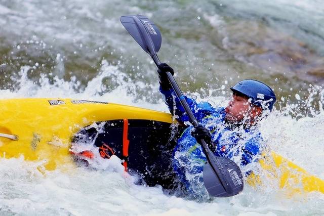 ▲ 밤새 내린 비로 인제지역 낮 기온이 선선해진 가운데 휴일을 맞아 24일 인제 내린천을 찾은 카약 동호회원들 설렘 속에 올해 첫 카약을 타며 짜릿하게 물살을 가르고 있다. 인제군 제공
