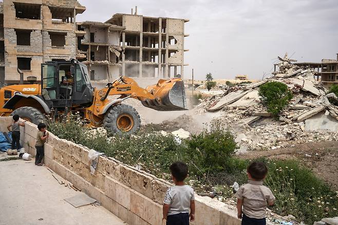 시리아 알레포에서 불도저가 파괴된 건물 잔해를 치우고 있다. (2025년 4월 19일)