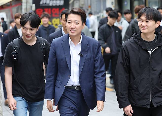 이준석 개혁신당 대선 후보가 24일 서울 동작구 노량진 한 한식 뷔페식당으로 향하고 있다. 연합뉴스