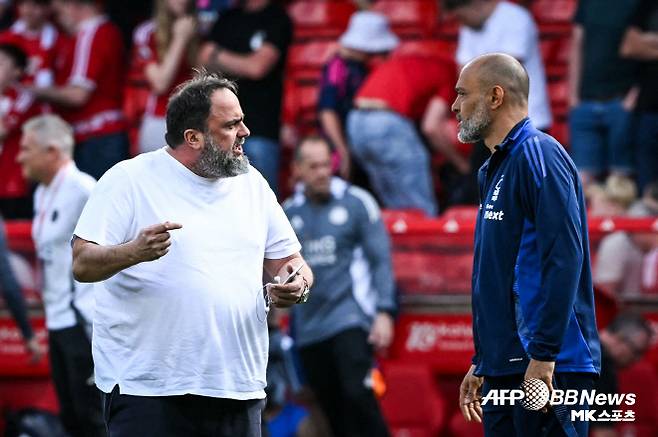 문제의 시작은 11일 레스터 시티전이었다. 노팅엄은 이날 레스터와의 홈경기에서 2-2 무승부를 기록했다. 경기 종료 후 노팅엄 에반겔로스 마리나키스 구단주(사진 왼쪽)가 그라운드로 내려와 누누 감독과 언쟁을 벌였다. 사진=AFPBBNews=News1