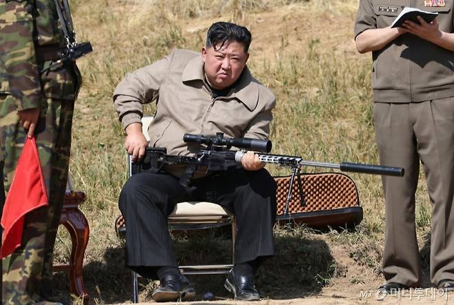 북한이 최근 함경북도 청진조선소에서 발생한 5000t(톤)급 구축함 전복 사고와 관련해 검찰을 투입해 대대적 수사에 착수했다고 24일 밝혔다. 사진은 김정은 노동당 총비서가 지난해 북한군 특수작전무력훈련기지를 현지 시찰하고 전투원들의 훈련을 지도했다고 노동신문이 보도한 모습. / 사진=뉴스1(노동신문)